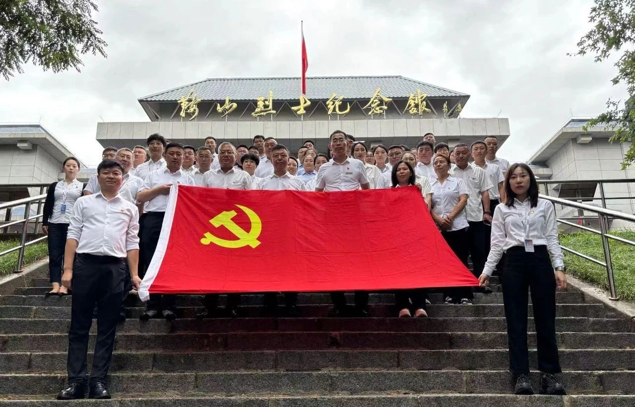 亚星游戏集团、公服集团开展“忆初心、强党性、转作风、建新功”庆“七·一”主题党日活动